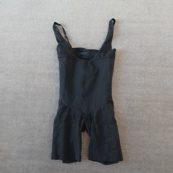 Assets Spanx One Piece Women 1X Black Unlined Seamless Shorts Body Shaper - Picture 1 of 7